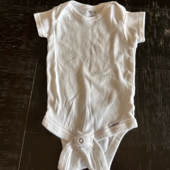 Used/good used condition- bundle of 8 items - bodysuits/shorts - size 3-6 months - Picture 7 of 16